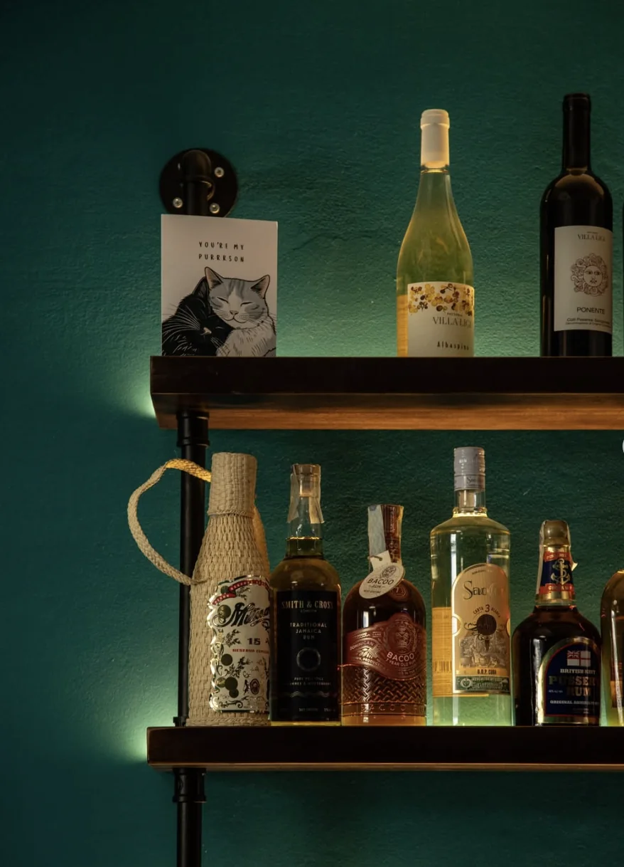 La bottigliera del cocktail bar Caffelino