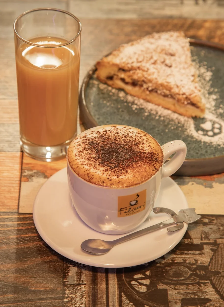 Cappuccino e crostata con impronte di zampa — colazione da Caffelino